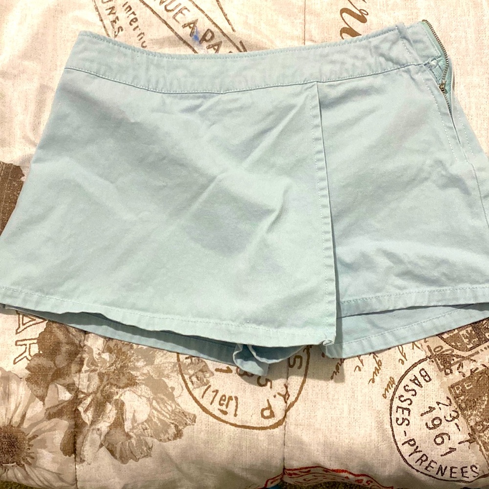 Blue sky color , I am 8 in pants. It fits me very well